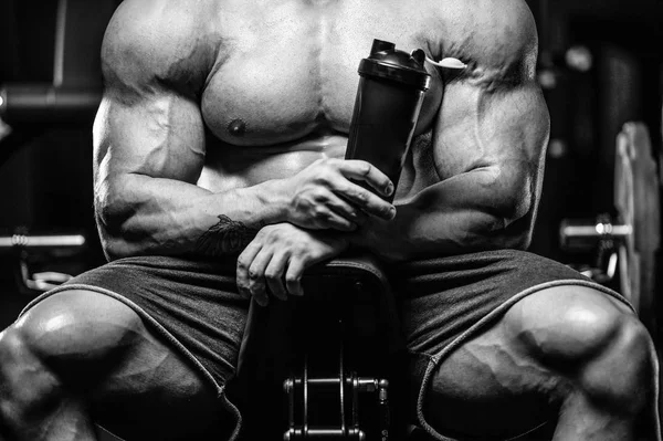 Vahşi seksi vücut geliştirme sporcusu kaslarını çalıştıran vücut geliştirme konsepti geliştiren sporcu. Spor salonunda çıplak vücut geliştirme egzersizleri yapan kaslı yakışıklı erkekler.