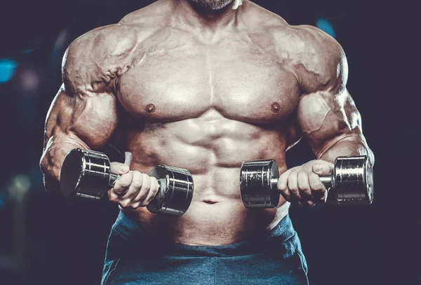 Yakışıklı genç kilo kas ve pozlar fitness ve vücut geliştirme spor beslenme kavramı pompalama jimnastik salonu kas beyaz adam modeli görünüm egzersiz eğitim yerleştirmek