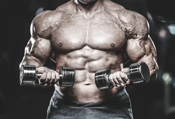 Kas beyaz yakışıklı genç model görünüm egzersiz eğitim silah içinde jimnastik salonu kas pazı ve tricep dumbbells fitness vücut geliştirme ve spor beslenme konsepti ile pompalama kilo