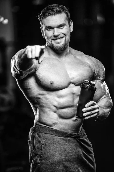 Brutale Sexy Forte Bodybuilder Atletico Fitness Uomo Pompaggio Addominali Muscoli — Foto Stock