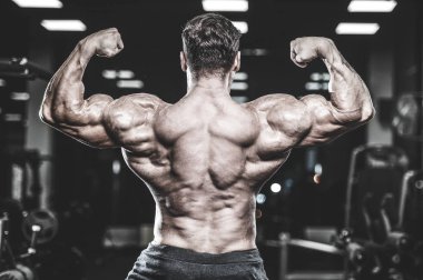 Acımasız beyaz güçlü kas yakışıklı genç model görünüm egzersiz eğitim sırt kasları Latı spor salonu fitness vücut geliştirme ve spor beslenme kadar pompalama