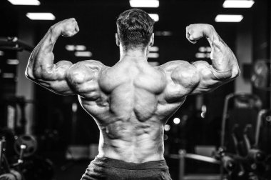 Acımasız beyaz güçlü kas yakışıklı genç model görünüm egzersiz eğitim sırt kasları Latı spor salonu fitness vücut geliştirme ve spor beslenme kadar pompalama