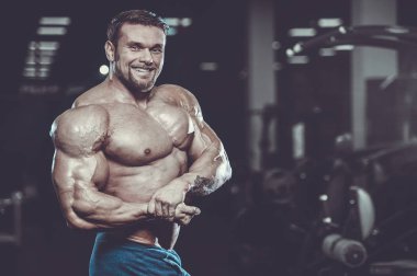 Kas beyaz yakışıklı genç model görünüm egzersiz eğitim silah içinde jimnastik salonu kas pazı ve tricep dumbbells fitness vücut geliştirme ve spor beslenme konsepti ile pompalama kilo