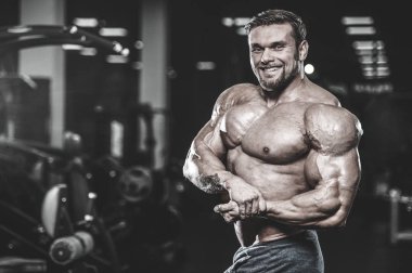 Kas beyaz yakışıklı genç model görünüm egzersiz eğitim silah içinde jimnastik salonu kas pazı ve tricep dumbbells fitness vücut geliştirme ve spor beslenme konsepti ile pompalama kilo