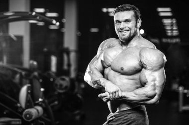 Kas beyaz yakışıklı genç model görünüm egzersiz eğitim silah içinde jimnastik salonu kas pazı ve tricep dumbbells fitness vücut geliştirme ve spor beslenme konsepti ile pompalama kilo