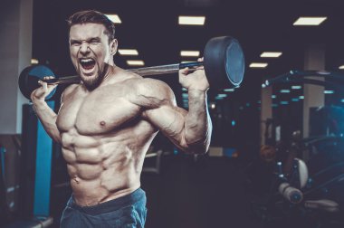 Yakışıklı genç kilo kas ve pozlar fitness ve vücut geliştirme spor beslenme kavramı pompalama jimnastik salonu kas beyaz adam modeli görünüm egzersiz eğitim yerleştirmek