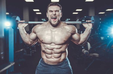 Yakışıklı genç kilo kas ve pozlar fitness ve vücut geliştirme spor beslenme kavramı pompalama jimnastik salonu kas beyaz adam modeli görünüm egzersiz eğitim yerleştirmek
