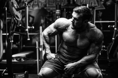 Acımasız beyaz güçlü kas yakışıklı genç model görünüm egzersiz eğitim sırt kasları Latı spor salonu fitness vücut geliştirme ve spor beslenme kadar pompalama