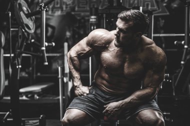 Acımasız beyaz güçlü kas yakışıklı genç model görünüm egzersiz eğitim sırt kasları Latı spor salonu fitness vücut geliştirme ve spor beslenme kadar pompalama