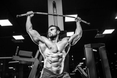 Acımasız beyaz güçlü kas yakışıklı genç model görünüm egzersiz eğitim sırt kasları Latı spor salonu fitness vücut geliştirme ve spor beslenme kadar pompalama
