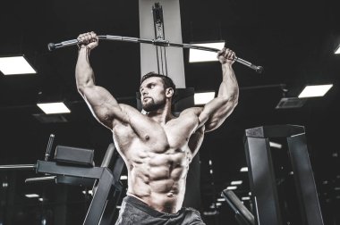 Acımasız beyaz güçlü kas yakışıklı genç model görünüm egzersiz eğitim sırt kasları Latı spor salonu fitness vücut geliştirme ve spor beslenme kadar pompalama