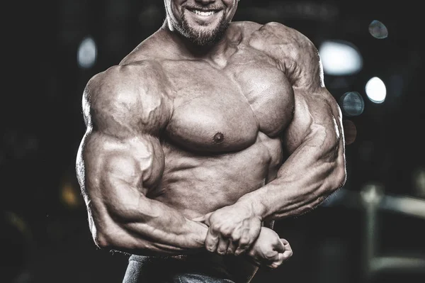 Bonito Jovem Homem Caucasiano Muscular Braços Treino Aparência Modelo Ginásio — Fotografia de Stock