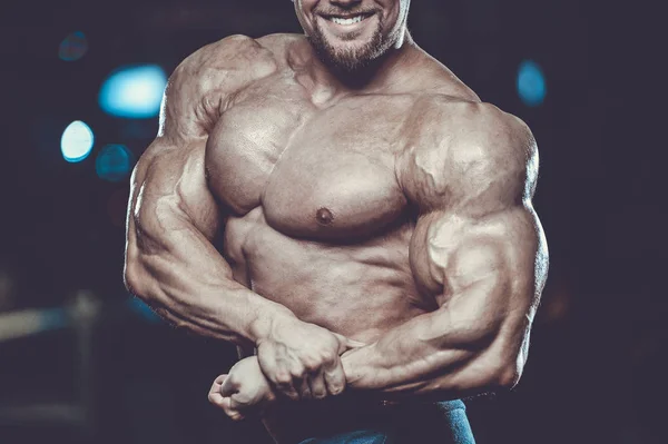 Schöner Junger Muskulöser Kaukasischer Mann Von Modelliertem Aussehen Trainiert Arme — Stockfoto