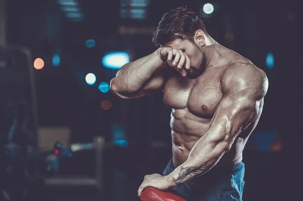 Brutal Σέξι Ισχυρή Bodybuilder Αθλητικό Fitness Man Άντληση Κοιλιακούς Μυς — Φωτογραφία Αρχείου