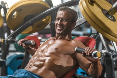 Acımasız güçlü vücut geliştirmeci atletik kasları egzersiz vücut geliştirme kavramı arka plan - kas vücut geliştirmeci yakışıklı erkekler spor salonu çıplak gövde kavramı spor ve diyet egzersiz yapıyor pompalama adam yaşlı