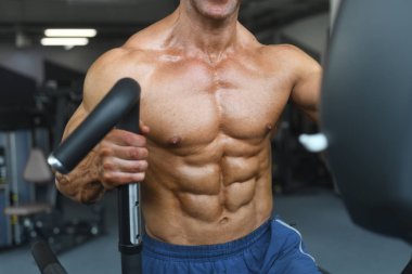 Acımasız güçlü vücut geliştirmeci atletik kasları egzersiz vücut geliştirme kavramı arka plan - kas vücut geliştirmeci yakışıklı erkekler spor salonu çıplak gövde kavramı spor ve diyet egzersiz yapıyor pompalama adam yaşlı