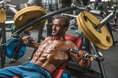 Acımasız güçlü vücut geliştirmeci atletik kasları egzersiz vücut geliştirme kavramı arka plan - kas vücut geliştirmeci yakışıklı erkekler spor salonu çıplak gövde kavramı spor ve diyet egzersiz yapıyor pompalama adam yaşlı