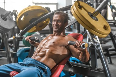 Acımasız güçlü vücut geliştirmeci atletik kasları egzersiz vücut geliştirme kavramı arka plan - kas vücut geliştirmeci yakışıklı erkekler spor salonu çıplak gövde kavramı spor ve diyet egzersiz yapıyor pompalama adam yaşlı