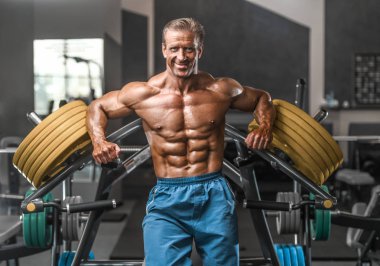 Acımasız güçlü vücut geliştirmeci atletik kasları egzersiz vücut geliştirme kavramı arka plan - kas vücut geliştirmeci yakışıklı erkekler spor salonu çıplak gövde kavramı spor ve diyet egzersiz yapıyor pompalama adam yaşlı