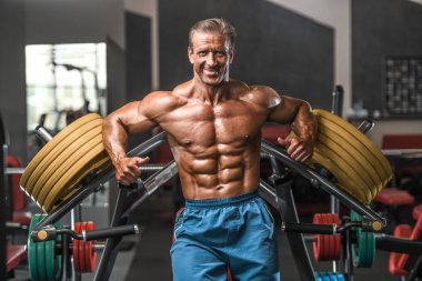 Acımasız güçlü vücut geliştirmeci atletik kasları egzersiz vücut geliştirme kavramı arka plan - kas vücut geliştirmeci yakışıklı erkekler spor salonu çıplak gövde kavramı spor ve diyet egzersiz yapıyor pompalama adam yaşlı