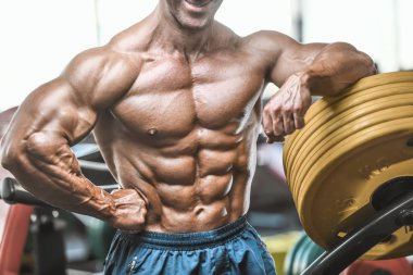 Acımasız güçlü vücut geliştirmeci atletik kasları egzersiz vücut geliştirme kavramı arka plan - kas vücut geliştirmeci yakışıklı erkekler spor salonu çıplak gövde kavramı spor ve diyet egzersiz yapıyor pompalama adam yaşlı