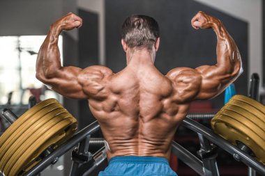 Acımasız güçlü vücut geliştirmeci atletik kasları egzersiz vücut geliştirme kavramı arka plan - kas vücut geliştirmeci yakışıklı erkekler spor salonu çıplak gövde kavramı spor ve diyet egzersiz yapıyor pompalama adam yaşlı