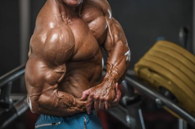 Acımasız güçlü vücut geliştirmeci atletik kasları egzersiz vücut geliştirme kavramı arka plan - kas vücut geliştirmeci yakışıklı erkekler spor salonu çıplak gövde kavramı spor ve diyet egzersiz yapıyor pompalama adam yaşlı