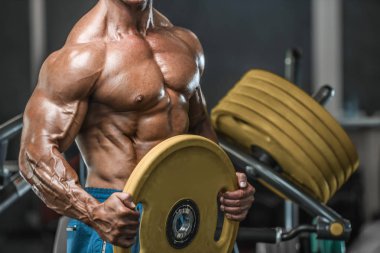 Acımasız güçlü vücut geliştirmeci atletik kasları egzersiz vücut geliştirme kavramı arka plan - kas vücut geliştirmeci yakışıklı erkekler spor salonu çıplak gövde kavramı spor ve diyet egzersiz yapıyor pompalama adam yaşlı