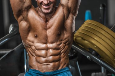 Acımasız güçlü vücut geliştirmeci atletik kasları egzersiz vücut geliştirme kavramı arka plan - kas vücut geliştirmeci yakışıklı erkekler spor salonu çıplak gövde kavramı spor ve diyet egzersiz yapıyor pompalama adam yaşlı