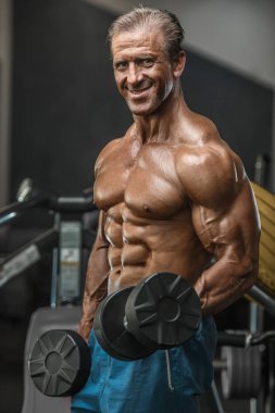 Acımasız güçlü vücut geliştirmeci atletik kasları egzersiz vücut geliştirme kavramı arka plan - kas vücut geliştirmeci yakışıklı erkekler spor salonu çıplak gövde kavramı spor ve diyet egzersiz yapıyor pompalama adam yaşlı