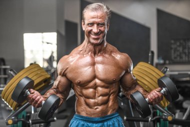 Acımasız güçlü vücut geliştirmeci atletik kasları egzersiz vücut geliştirme kavramı arka plan - kas vücut geliştirmeci yakışıklı erkekler spor salonu çıplak gövde kavramı spor ve diyet egzersiz yapıyor pompalama adam yaşlı