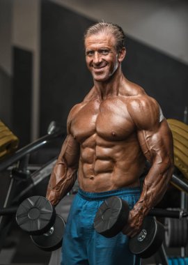 Acımasız güçlü vücut geliştirmeci atletik kasları egzersiz vücut geliştirme kavramı arka plan - kas vücut geliştirmeci yakışıklı erkekler spor salonu çıplak gövde kavramı spor ve diyet egzersiz yapıyor pompalama adam yaşlı