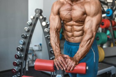 Acımasız güçlü vücut geliştirmeci atletik kasları egzersiz vücut geliştirme kavramı arka plan - kas vücut geliştirmeci yakışıklı erkekler spor salonu çıplak gövde kavramı spor ve diyet egzersiz yapıyor pompalama adam yaşlı