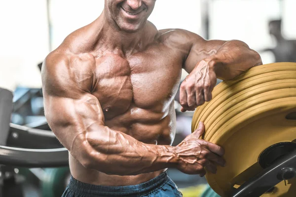 Acımasız güçlü vücut geliştirmeci atletik kasları egzersiz vücut geliştirme kavramı arka plan - kas vücut geliştirmeci yakışıklı erkekler spor salonu çıplak gövde kavramı spor ve diyet egzersiz yapıyor pompalama adam yaşlı