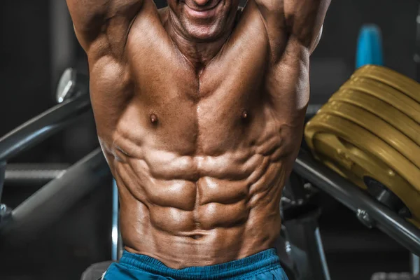 Brutal Stark Bodybuilder Athletisch Gealtert Mann Pumpt Muskeln Workout Bodybuilding — Stockfoto