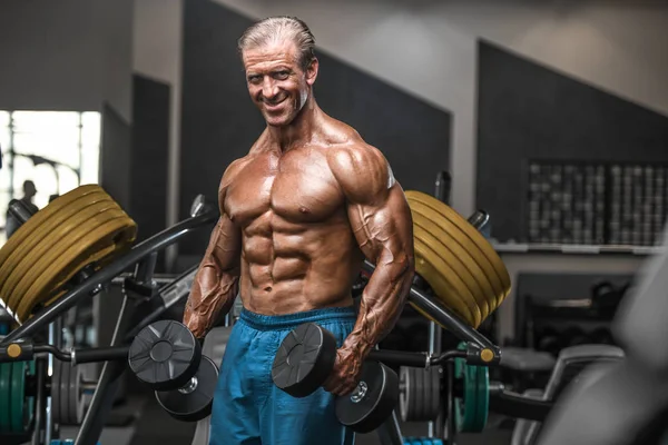 Brutal Stark Bodybuilder Athletisch Gealtert Mann Pumpt Muskeln Workout Bodybuilding — Stockfoto