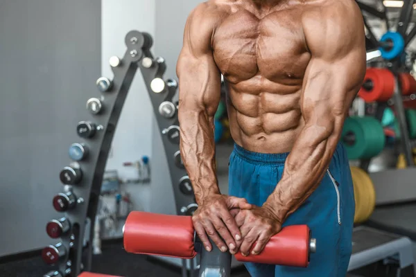 Acımasız güçlü vücut geliştirmeci atletik kasları egzersiz vücut geliştirme kavramı arka plan - kas vücut geliştirmeci yakışıklı erkekler spor salonu çıplak gövde kavramı spor ve diyet egzersiz yapıyor pompalama adam yaşlı