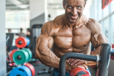 Acımasız güçlü vücut geliştirmeci atletik kasları egzersiz vücut geliştirme kavramı arka plan - kas vücut geliştirmeci yakışıklı erkekler spor salonu çıplak gövde kavramı spor ve diyet egzersiz yapıyor pompalama adam yaşlı