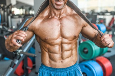 Acımasız güçlü vücut geliştirmeci atletik kasları egzersiz vücut geliştirme kavramı arka plan - kas vücut geliştirmeci yakışıklı erkekler spor salonu çıplak gövde kavramı spor ve diyet egzersiz yapıyor pompalama adam yaşlı