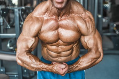 Acımasız güçlü vücut geliştirmeci atletik kasları egzersiz vücut geliştirme kavramı arka plan - kas vücut geliştirmeci yakışıklı erkekler spor salonu çıplak gövde kavramı spor ve diyet egzersiz yapıyor pompalama adam yaşlı