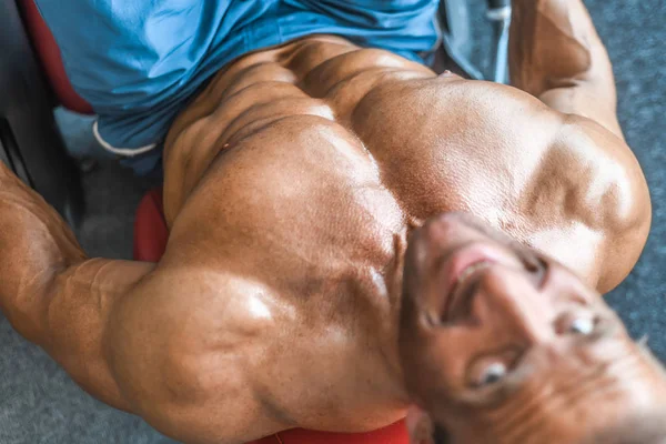 Brutal Bodybuilder Fort Athlétique Homme Âgé Pompage Vers Haut Muscles — Photo