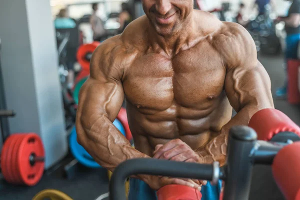 Brutal Stark Bodybuilder Athletisch Gealtert Mann Pumpt Muskeln Workout Bodybuilding — Stockfoto