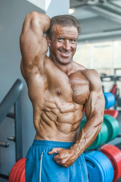 残忍な強力なボディービルダー アスレチック老人揚水筋肉トレーニング ボディビル概念の背景 裸の胴体のスポーツやダイエットのコンセプトで演習を行う筋肉ボディービルダー ハンサムな男性 — ストック写真