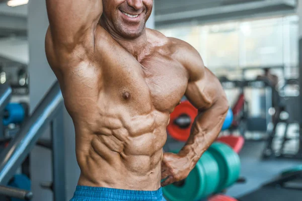 Acımasız güçlü vücut geliştirmeci atletik kasları egzersiz vücut geliştirme kavramı arka plan - kas vücut geliştirmeci yakışıklı erkekler spor salonu çıplak gövde kavramı spor ve diyet egzersiz yapıyor pompalama adam yaşlı