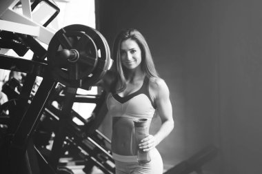 Güzel güçlü seksi atletik genç beyaz fitness kız abs kas pompalama ve vücut geliştirme sağlık diyet ve fitness spor kavram poz spor salonu Eğitim uzun saç egzersiz ile