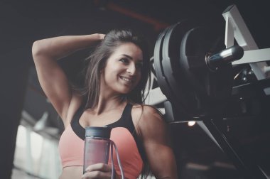 Güzel güçlü seksi atletik genç beyaz fitness kız abs kas pompalama ve vücut geliştirme sağlık diyet ve fitness spor kavram poz spor salonu Eğitim uzun saç egzersiz ile