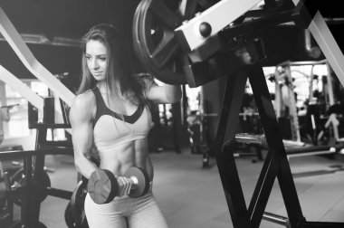 Güzel güçlü seksi atletik genç beyaz fitness kız abs kas pompalama ve vücut geliştirme sağlık diyet ve fitness spor kavram poz spor salonu Eğitim uzun saç egzersiz ile