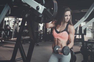 Güzel güçlü seksi atletik genç beyaz fitness kız abs kas pompalama ve vücut geliştirme sağlık diyet ve fitness spor kavram poz spor salonu Eğitim uzun saç egzersiz ile