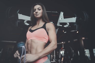 Güzel güçlü seksi atletik genç beyaz fitness kız abs kas pompalama ve vücut geliştirme sağlık diyet ve fitness spor kavram poz spor salonu Eğitim uzun saç egzersiz ile