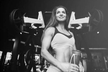 Güzel güçlü seksi atletik genç beyaz fitness kız abs kas pompalama ve vücut geliştirme sağlık diyet ve fitness spor kavram poz spor salonu Eğitim uzun saç egzersiz ile